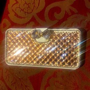 A must have when you want to take only your iPhone and IDs